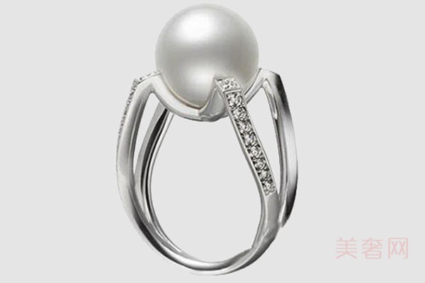 上图为御木本MIKIMOTO M COLLECTION PYR01802U珍珠钻石戒指